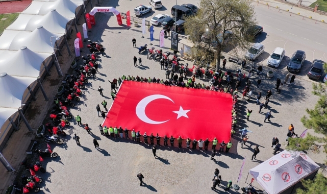Motosikletçiler Ertuğrul Gazi Türbesi'nden aldıkları toprağı Çanakkale'ye götürmek üzere yola çıktı