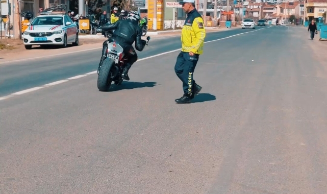 Motosikleti personelin üzerine sürdü