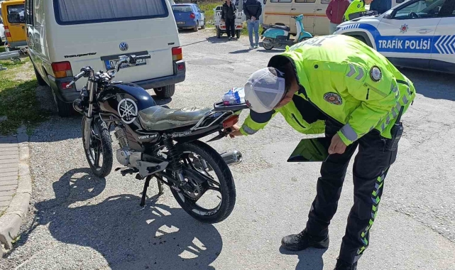 Motosikletler kavşakta çarpıştı: 2 yaralı