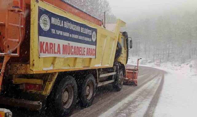 Muğla Büyükşehir ekiplerinden kar mücadelesi