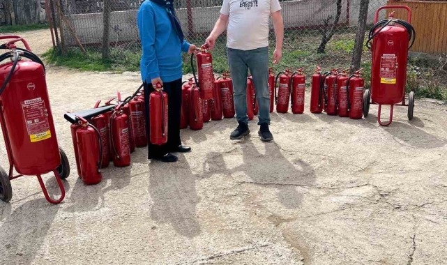 Muhtar, köylülere yangın tüpü dağıttı