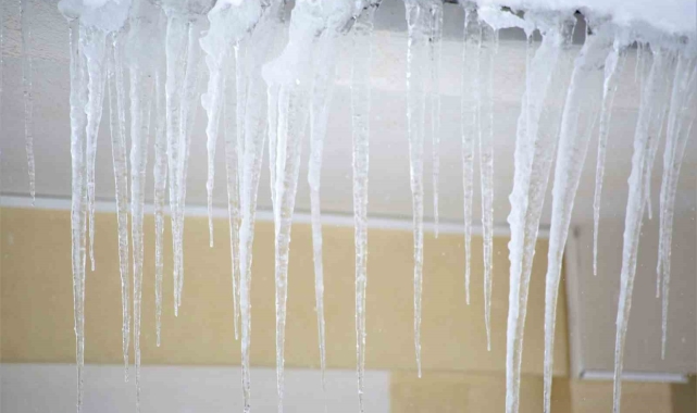 Muş'ta çatılarda oluşan dev buz sarkıtları tehlike saçıyor