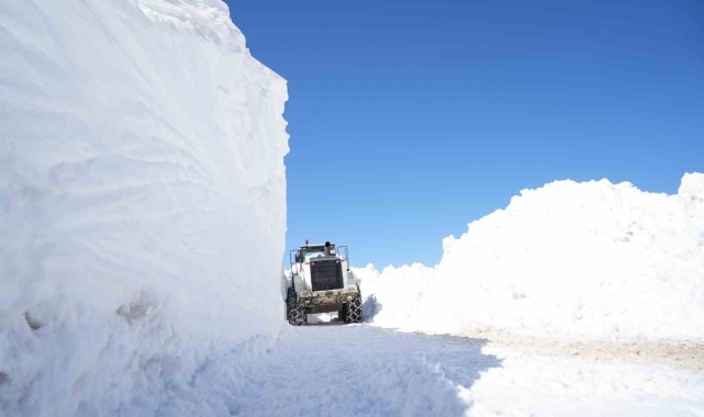 Muş'ta kar kalınlığının 5 metreyi bulduğu grup köy yolunda çalışmalar devam ediyor