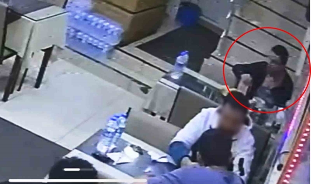Müşteriden mide bulandıran hareket: İçtiği çorbanın parasını ödememek için tabağa kıl koydu