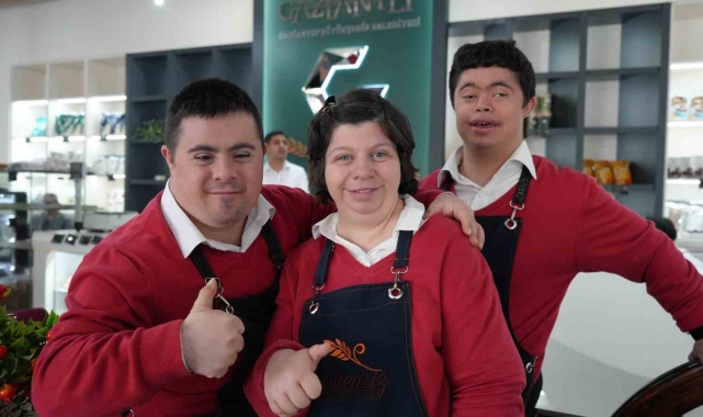 Mutlu Kafe'de down sendromlu bireyler hem çalışıyor hem mutlu oluyor
