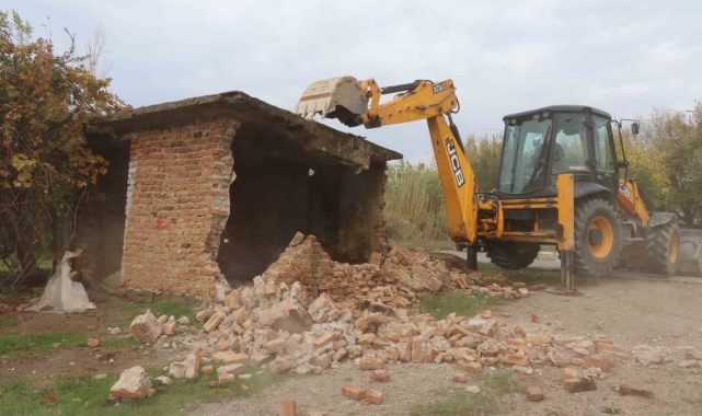 Nazilli Belediyesi, metruk binaları yıkıyor