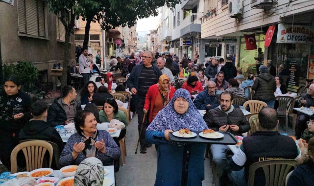 Nazilli'de Kuaförler Sokağı sakinleri iftarda buluştu