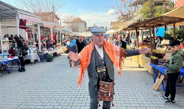 Neşesini 30 yıldır boynunda taşıdığı radyoya borçlu