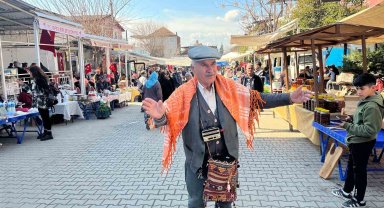 Neşesini 30 yıldır boynunda taşıdığı radyoya borçlu