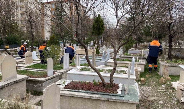 Niğde Belediyesi'nden mezarlıklarda bayram temizliği