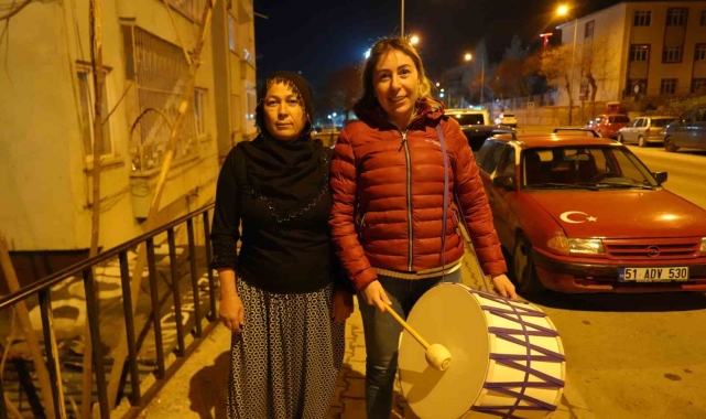 Niğde'nin 'Kovboy Muhtar'ı bu kez eline davulu aldı, mahalleliyi manilerle sahura kaldırdı