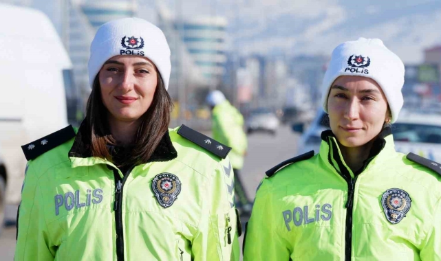 O şehrin trafiği iki kadına emanet