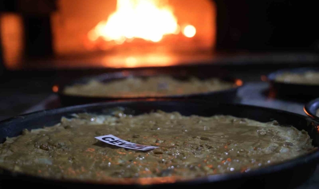 Odun ateşinde pişirilen iftar ve sahur sofralarının vazgeçilmezi: 'Tahinli pide'