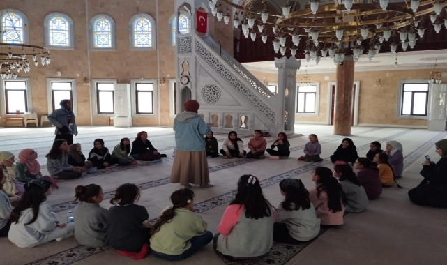 Of'ta "Genç Gönüllerle, Çocuk Gönüller Buluşuyor" programı düzenlendi