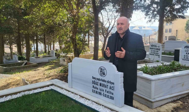 Oğlu Oğuz Murat Aci'nin ölüm yıl dönümünde mezarı başında dua eden baba Aci: "İlk günkü gibi yaramız tazelendi, yüreğimiz yanıyor"