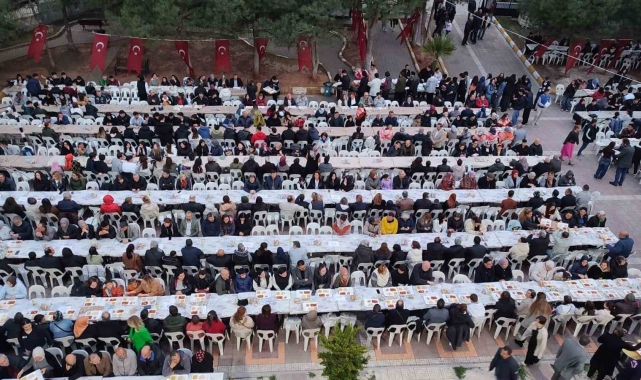 Okul bahçesinde şehitler için iftar düzenlendi