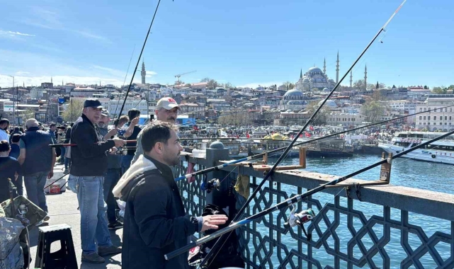Olta balıkçıları bayramda Galata Köprüsü'ne akın etti