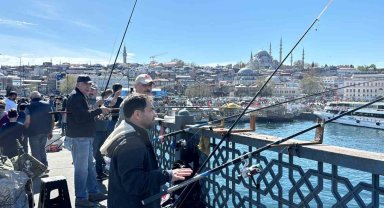 Olta balıkçıları bayramda Galata Köprüsü'ne akın etti