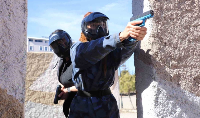 Önemli kişilerin ve yerlerin güvenliği, Koruma Daire Başkanlığının kadın polislerine emanet