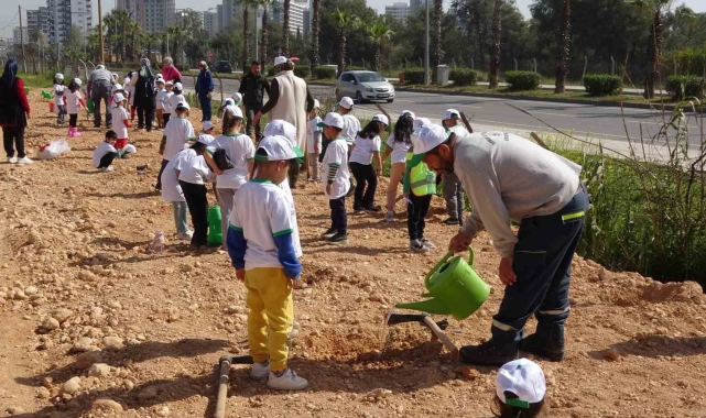 Orman bilinci aşılanan minikler fidan dikti