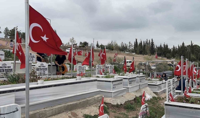 Osmaniye'de şehitler ile depremde hayatını kaybedenlerin kabirleri ziyaret edildi