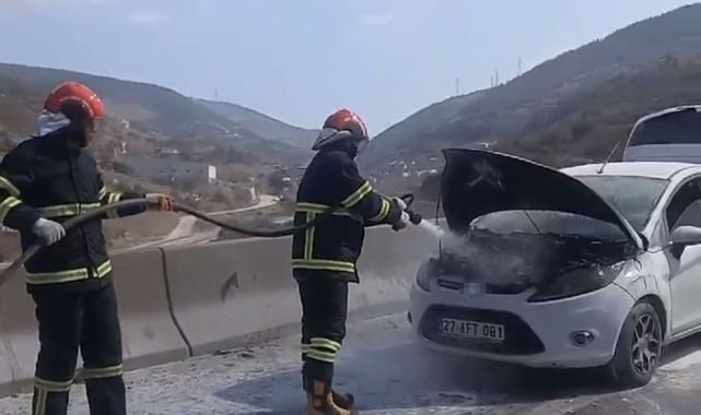 Osmaniye'de seyir halindeki otomobil yandı