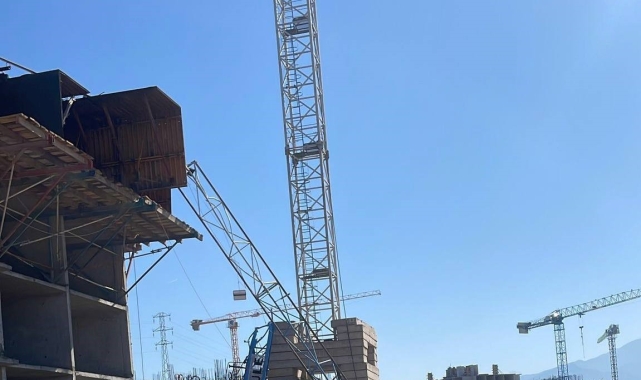 Osmaniye&#039;de vinç devrildi: 1 ölü