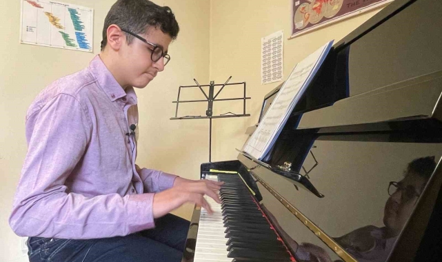 Otizmli müzik dehası, piyano çalma yeteneğiyle hayran bırakıyor