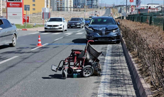 Otomobil akülü araca çarptı