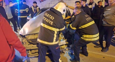 Otomobil aydınlatma direğine çarptı: 2 yaralı