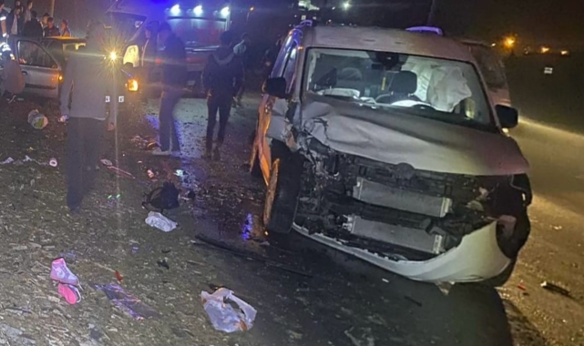 Otomobil ile hafif ticari araç çarpıştı: 3'ü çocuk 4 yaralı