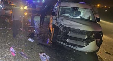 Otomobil ile hafif ticari araç çarpıştı: 3'ü çocuk 4 yaralı