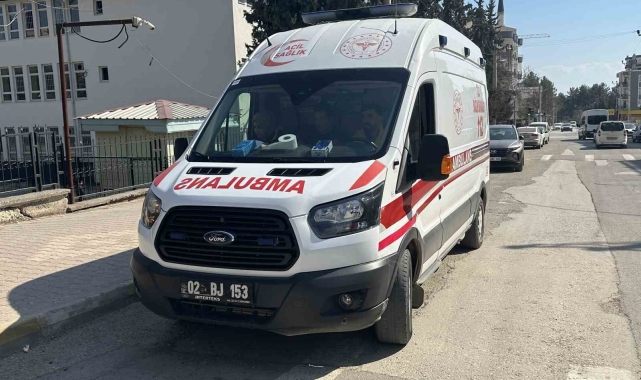 Otomobil küçük çocuğun ayağının üzerinden geçti