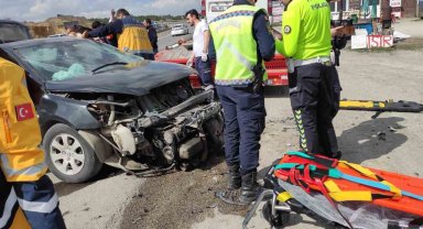 Otomobil park halindeki tıra çarptı: 5 yaralı