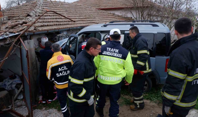 Otomobilin daldığı ev savaş alanına döndü