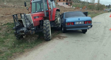 Otomobilin traktöre çarptığı kazada 3 kişi yaralandı