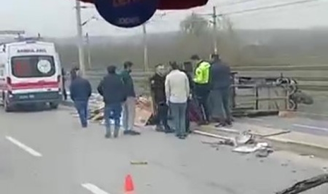 Otomobille çarpışan kağıt toplayıcısının kullandığı motor yan yattı: 1 yaralı