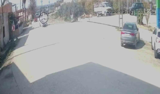 Otomobille kafa kafaya çarpışan motosiklet sürücüsü metrelerce havaya uçtu: O anlar kamerada