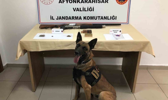 Otopark işletmecisi uyuşturucu ve ruhsatsız tüfeklerle yakalandı