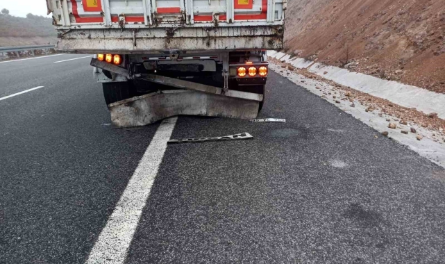 Otoyolda otomobil kamyona arkadan çarparak yandı; 1 yaralı
