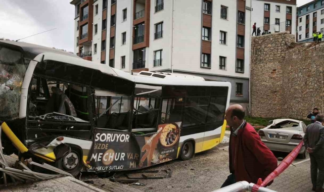 Özel halk otobüsü 10 metrelik istinat duvarından uçtu