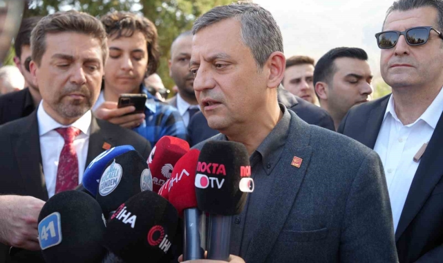 Özgür Özel, eski milletvekili Haydar Akar'ın babasının cenaze namazına katıldı