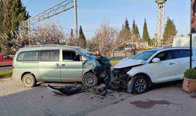 Panelvan ile SUV araç kafa kafaya çarpıştı: 2 yaralı