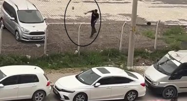 Park halindeki aracın camına kaldırım taşı fırlattı