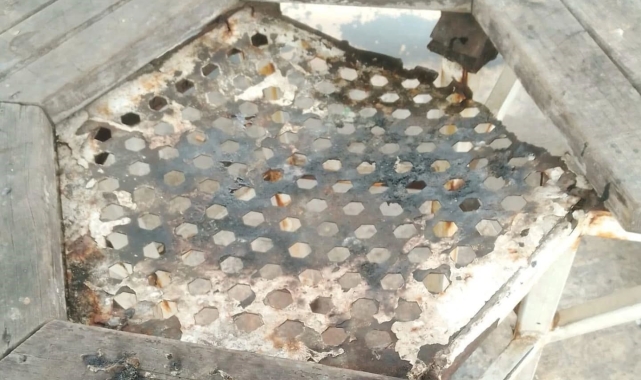 Parktaki masanın tahtalarını söküp ateşe verdiler
