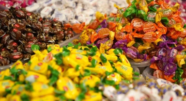 Pazar tezgahları bayram şekerleriyle renklendi