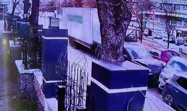Pendik'te bir anda hareket eden kamyon park halindeki araçları biçti