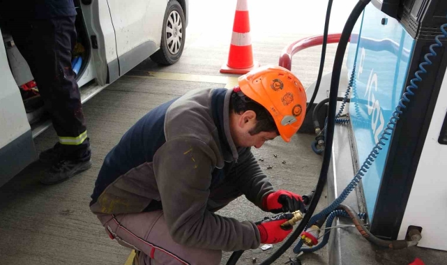 Pendik'te trajikomik kaza: Yakıt pompasını çıkarmadan hareket etti