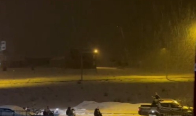 Pikabın arkasına bağladıkları lastiklerle kar üstünde tüm ilçeyi turladılar
