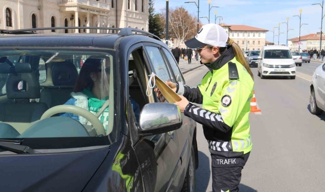 Polis tarafından durdurulunca ceza yediklerini sandılar, durum çok farlı çıktı